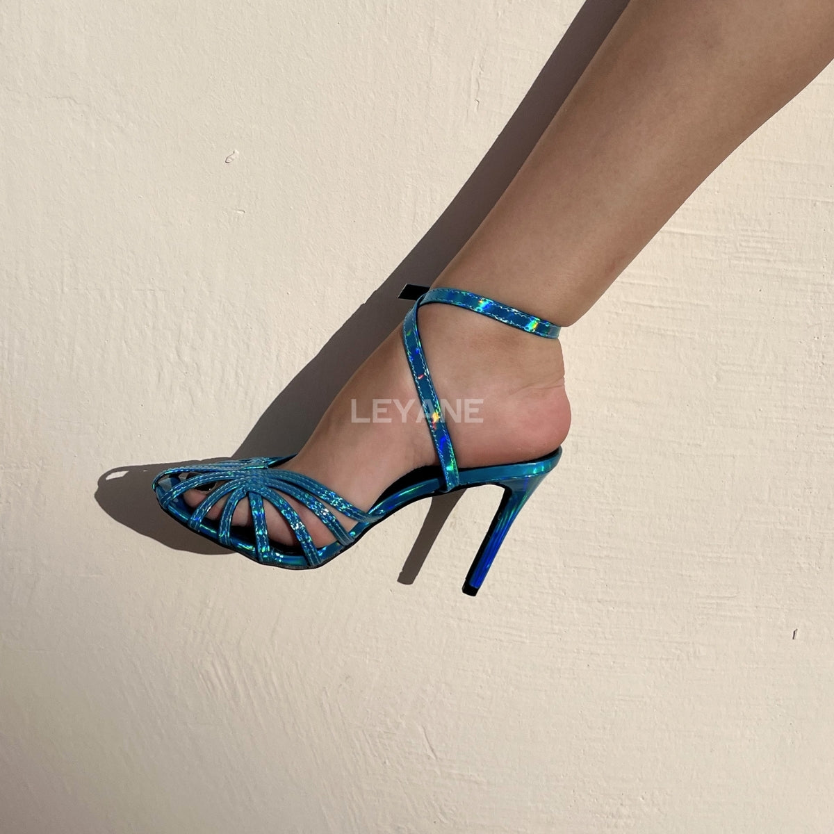 escarpins femme, escarpins à talons, escarpins talon haut, escarpins talon moyen, escarpins talon confortable, escarpins talon fin, escarpins talon carré, escarpins élégants, escarpins chic, escarpins classiques, escarpins modernes, escarpins tendance, escarpins intemporels, escarpins soirée, escarpins habillés, escarpins bureau, escarpins workwear, escarpins minimalistes, escarpins bout pointu, escarpins bout fermé, escarpins bride arrière, slingback femme, escarpins vernis, escarpins en daim, escarpins en