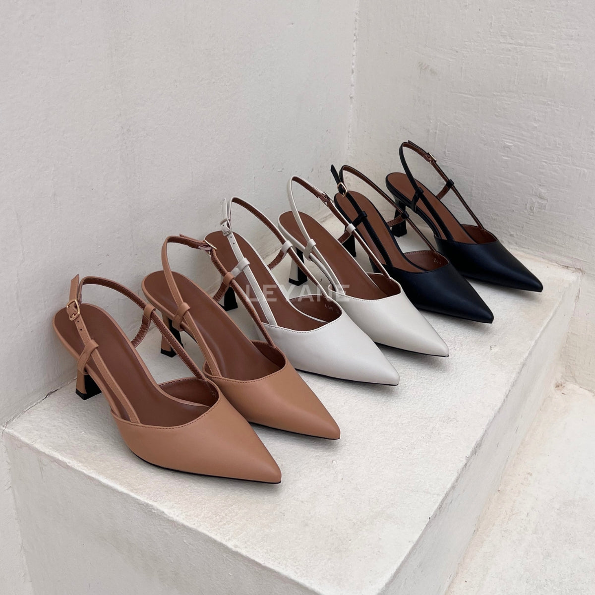 escarpins femme, escarpins à talons, escarpins talon haut, escarpins talon moyen, escarpins talon confortable, escarpins talon fin, escarpins talon carré, escarpins élégants, escarpins chic, escarpins classiques, escarpins modernes, escarpins tendance, escarpins intemporels, escarpins soirée, escarpins habillés, escarpins bureau, escarpins workwear, escarpins minimalistes, escarpins bout pointu, escarpins bout fermé, escarpins bride arrière, slingback femme, escarpins vernis, escarpins en daim, escarpins en