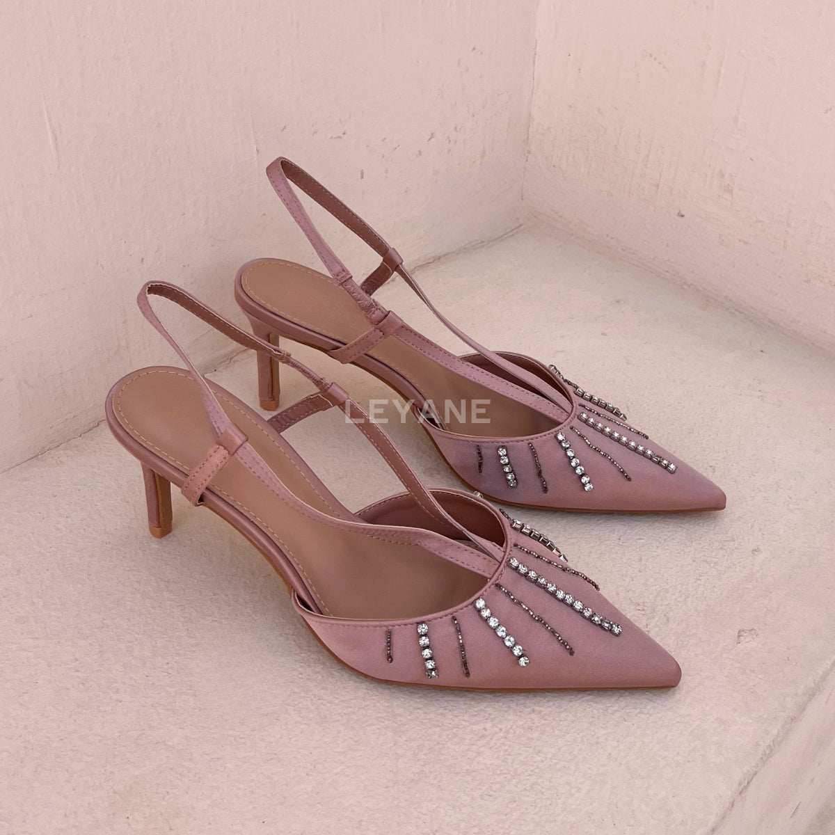 escarpins femme, escarpins à talons, escarpins talon haut, escarpins talon moyen, escarpins talon confortable, escarpins talon fin, escarpins talon carré, escarpins élégants, escarpins chic, escarpins classiques, escarpins modernes, escarpins tendance, escarpins intemporels, escarpins soirée, escarpins habillés, escarpins bureau, escarpins workwear, escarpins minimalistes, escarpins bout pointu, escarpins bout fermé, escarpins bride arrière, slingback femme, escarpins vernis, escarpins en daim, escarpins en