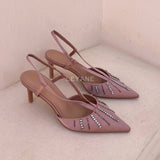 escarpins femme, escarpins à talons, escarpins talon haut, escarpins talon moyen, escarpins talon confortable, escarpins talon fin, escarpins talon carré, escarpins élégants, escarpins chic, escarpins classiques, escarpins modernes, escarpins tendance, escarpins intemporels, escarpins soirée, escarpins habillés, escarpins bureau, escarpins workwear, escarpins minimalistes, escarpins bout pointu, escarpins bout fermé, escarpins bride arrière, slingback femme, escarpins vernis, escarpins en daim, escarpins en