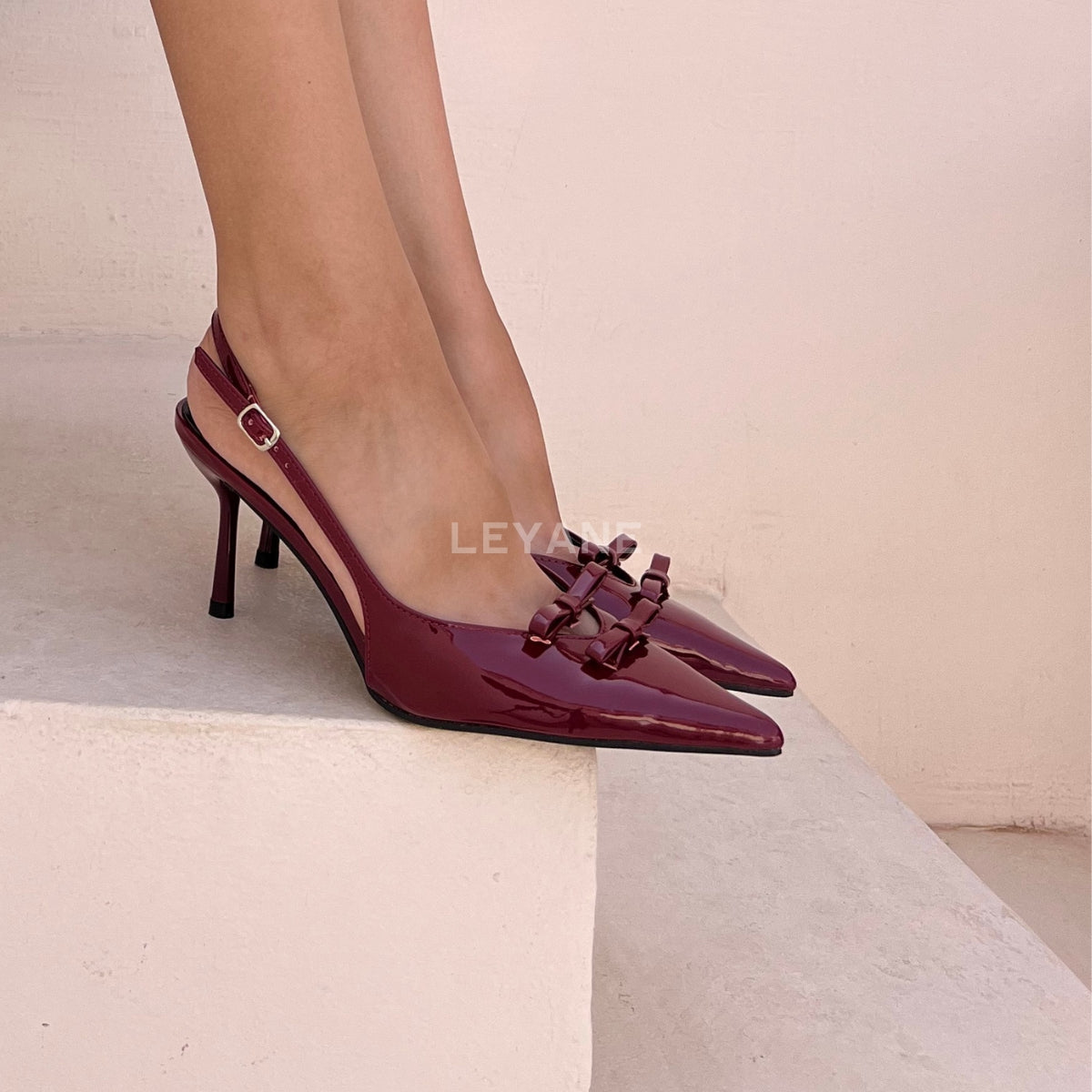 escarpins femme, escarpins à talons, escarpins talon haut, escarpins talon moyen, escarpins talon confortable, escarpins talon fin, escarpins talon carré, escarpins élégants, escarpins chic, escarpins classiques, escarpins modernes, escarpins tendance, escarpins intemporels, escarpins soirée, escarpins habillés, escarpins bureau, escarpins workwear, escarpins minimalistes, escarpins bout pointu, escarpins bout fermé, escarpins bride arrière, slingback femme, escarpins vernis, escarpins en daim, escarpins en