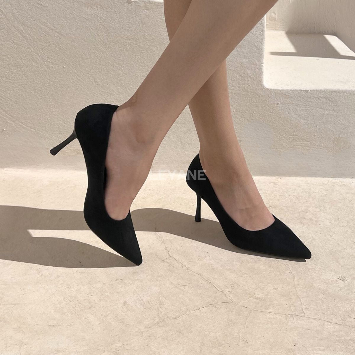escarpins noirs, talons aiguilles, chaussures femme, bout pointu, escarpins élégants, chaussures soirée, style chic, talons fins, look sophistiqué, mode femme