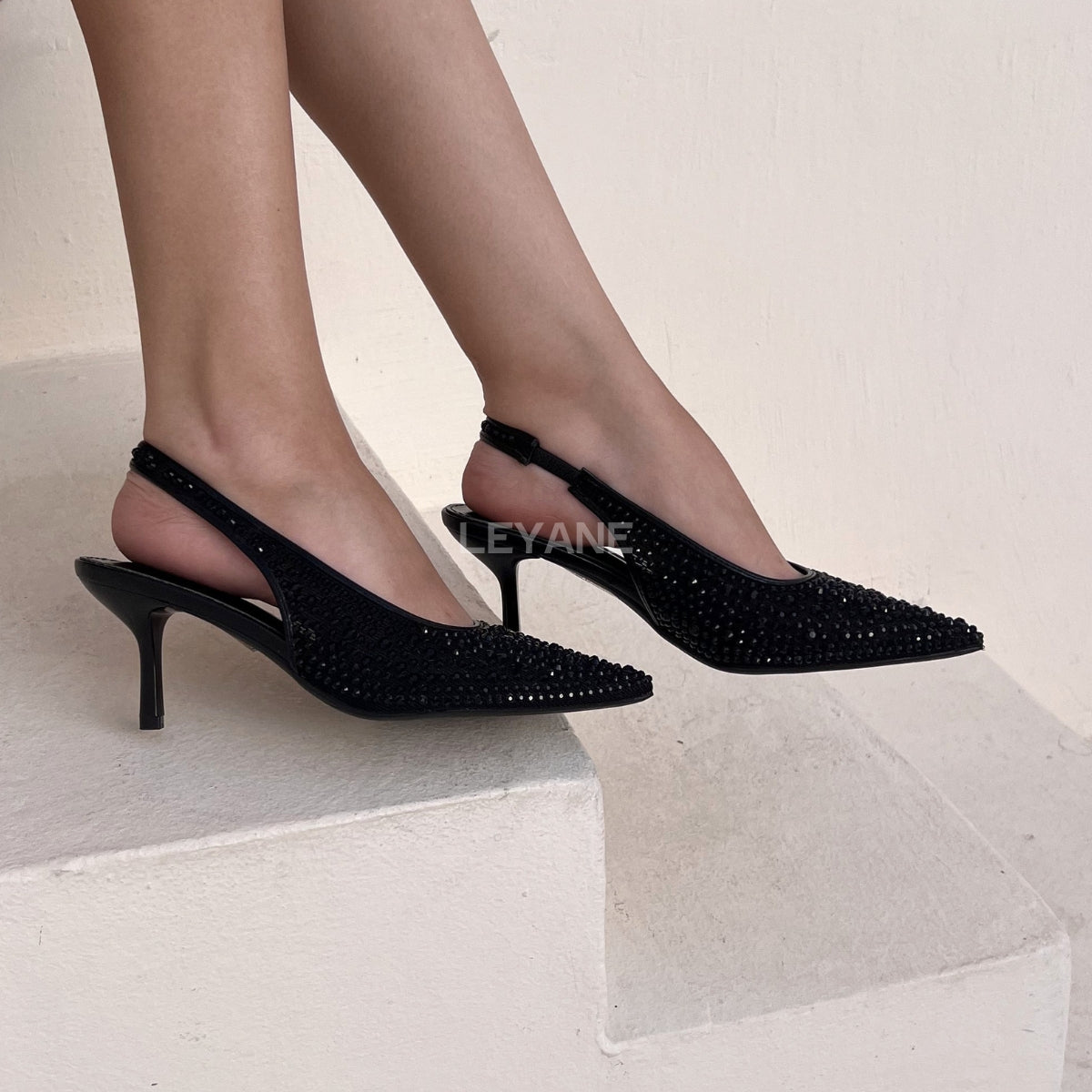 escarpins femme, escarpins à talons, escarpins talon haut, escarpins talon moyen, escarpins talon confortable, escarpins talon fin, escarpins talon carré, escarpins élégants, escarpins chic, escarpins classiques, escarpins modernes, escarpins tendance, escarpins intemporels, escarpins soirée, escarpins habillés, escarpins bureau, escarpins workwear, escarpins minimalistes, escarpins bout pointu, escarpins bout fermé, escarpins bride arrière, slingback femme, escarpins vernis, escarpins en daim, escarpins en
