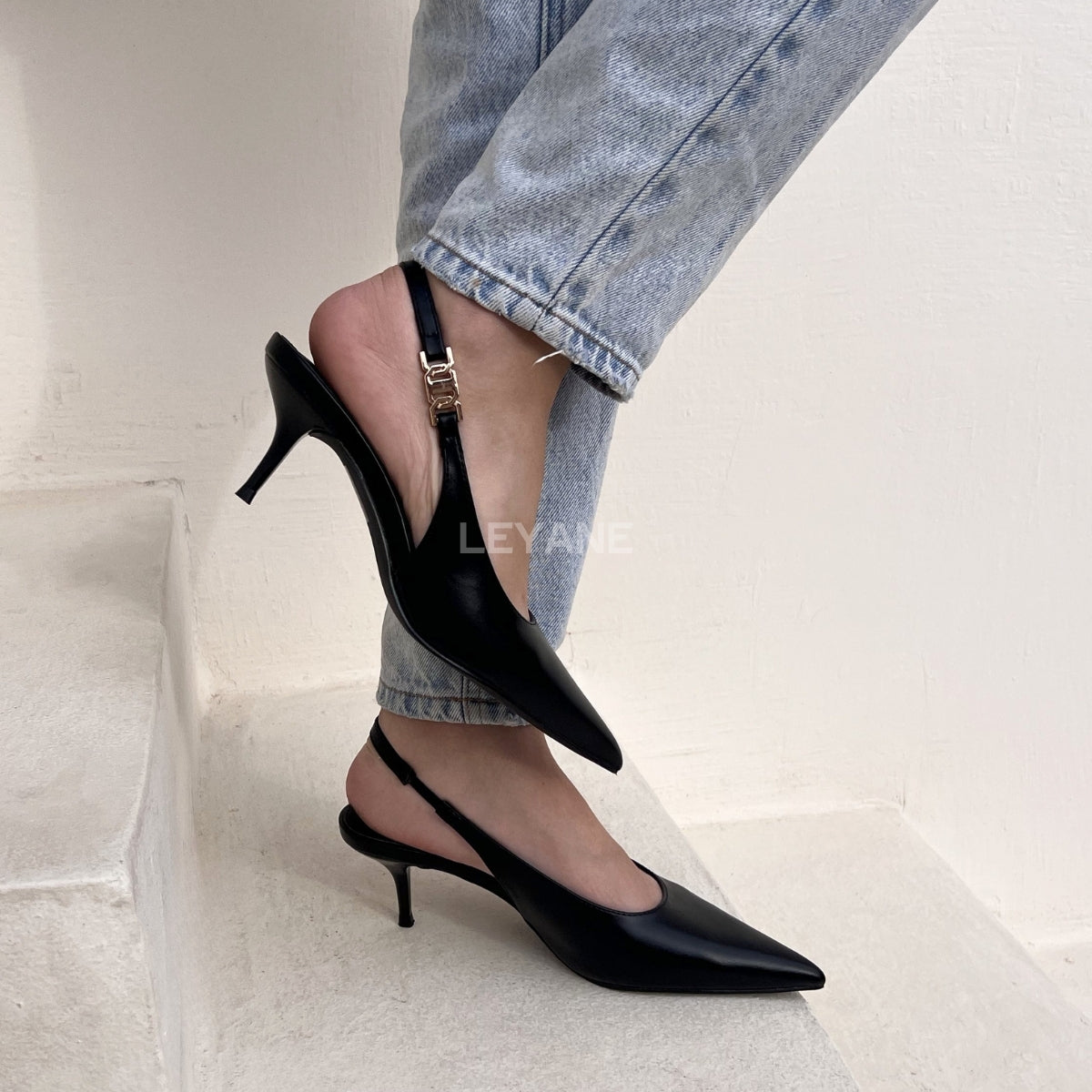 escarpins femme, escarpins à talons, escarpins talon haut, escarpins talon moyen, escarpins talon confortable, escarpins talon fin, escarpins talon carré, escarpins élégants, escarpins chic, escarpins classiques, escarpins modernes, escarpins tendance, escarpins intemporels, escarpins soirée, escarpins habillés, escarpins bureau, escarpins workwear, escarpins minimalistes, escarpins bout pointu, escarpins bout fermé, escarpins bride arrière, slingback femme, escarpins vernis, escarpins en daim, escarpins en