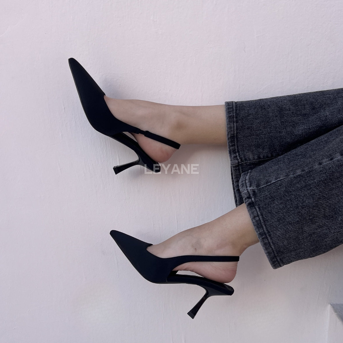 escarpins femme, escarpins à talons, escarpins talon haut, escarpins talon moyen, escarpins talon confortable, escarpins talon fin, escarpins talon carré, escarpins élégants, escarpins chic, escarpins classiques, escarpins modernes, escarpins tendance, escarpins intemporels, escarpins soirée, escarpins habillés, escarpins bureau, escarpins workwear, escarpins minimalistes, escarpins bout pointu, escarpins bout fermé, escarpins bride arrière, slingback femme, escarpins vernis, escarpins en daim, escarpins en