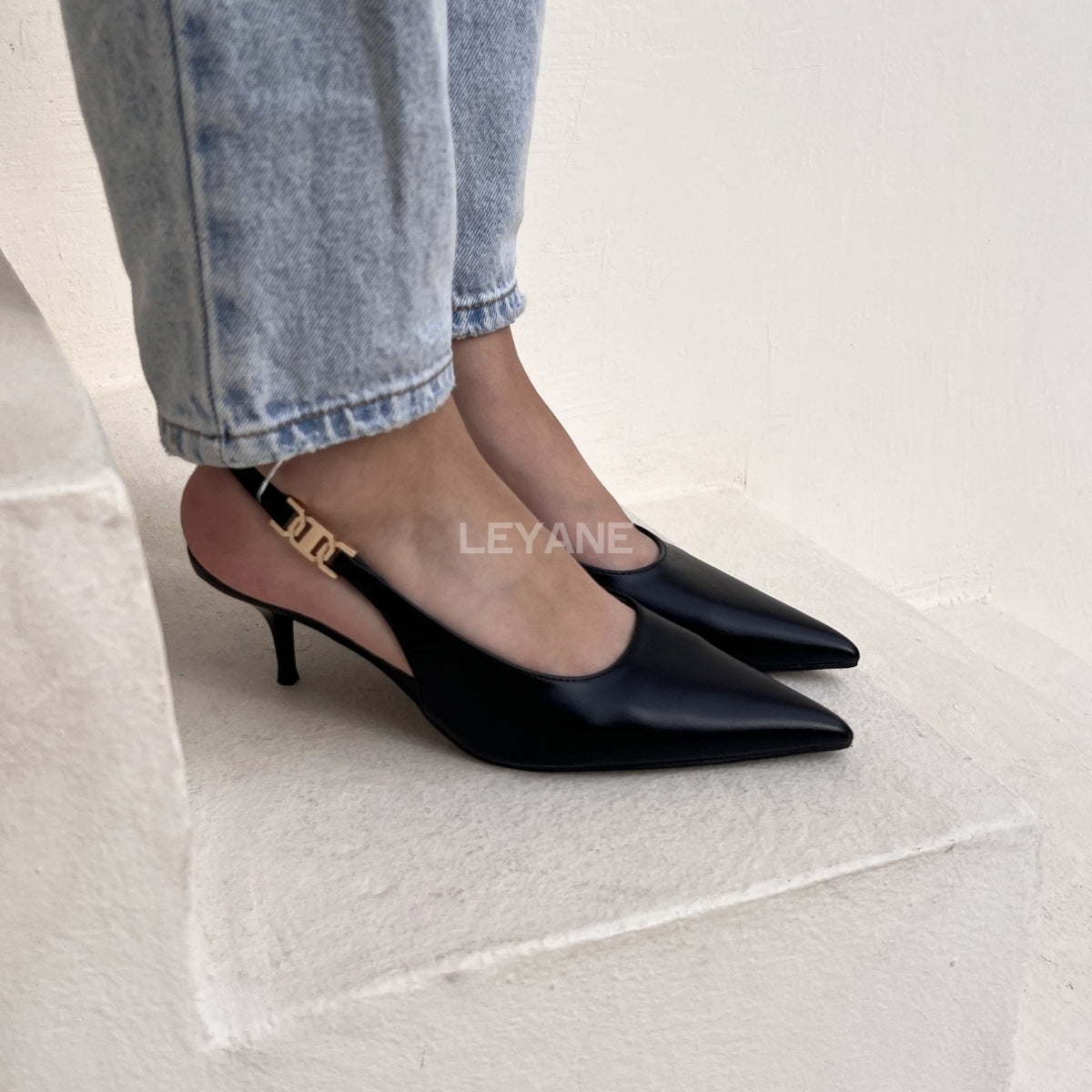 escarpins femme, escarpins à talons, escarpins talon haut, escarpins talon moyen, escarpins talon confortable, escarpins talon fin, escarpins talon carré, escarpins élégants, escarpins chic, escarpins classiques, escarpins modernes, escarpins tendance, escarpins intemporels, escarpins soirée, escarpins habillés, escarpins bureau, escarpins workwear, escarpins minimalistes, escarpins bout pointu, escarpins bout fermé, escarpins bride arrière, slingback femme, escarpins vernis, escarpins en daim, escarpins en