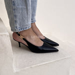 escarpins femme, escarpins à talons, escarpins talon haut, escarpins talon moyen, escarpins talon confortable, escarpins talon fin, escarpins talon carré, escarpins élégants, escarpins chic, escarpins classiques, escarpins modernes, escarpins tendance, escarpins intemporels, escarpins soirée, escarpins habillés, escarpins bureau, escarpins workwear, escarpins minimalistes, escarpins bout pointu, escarpins bout fermé, escarpins bride arrière, slingback femme, escarpins vernis, escarpins en daim, escarpins en