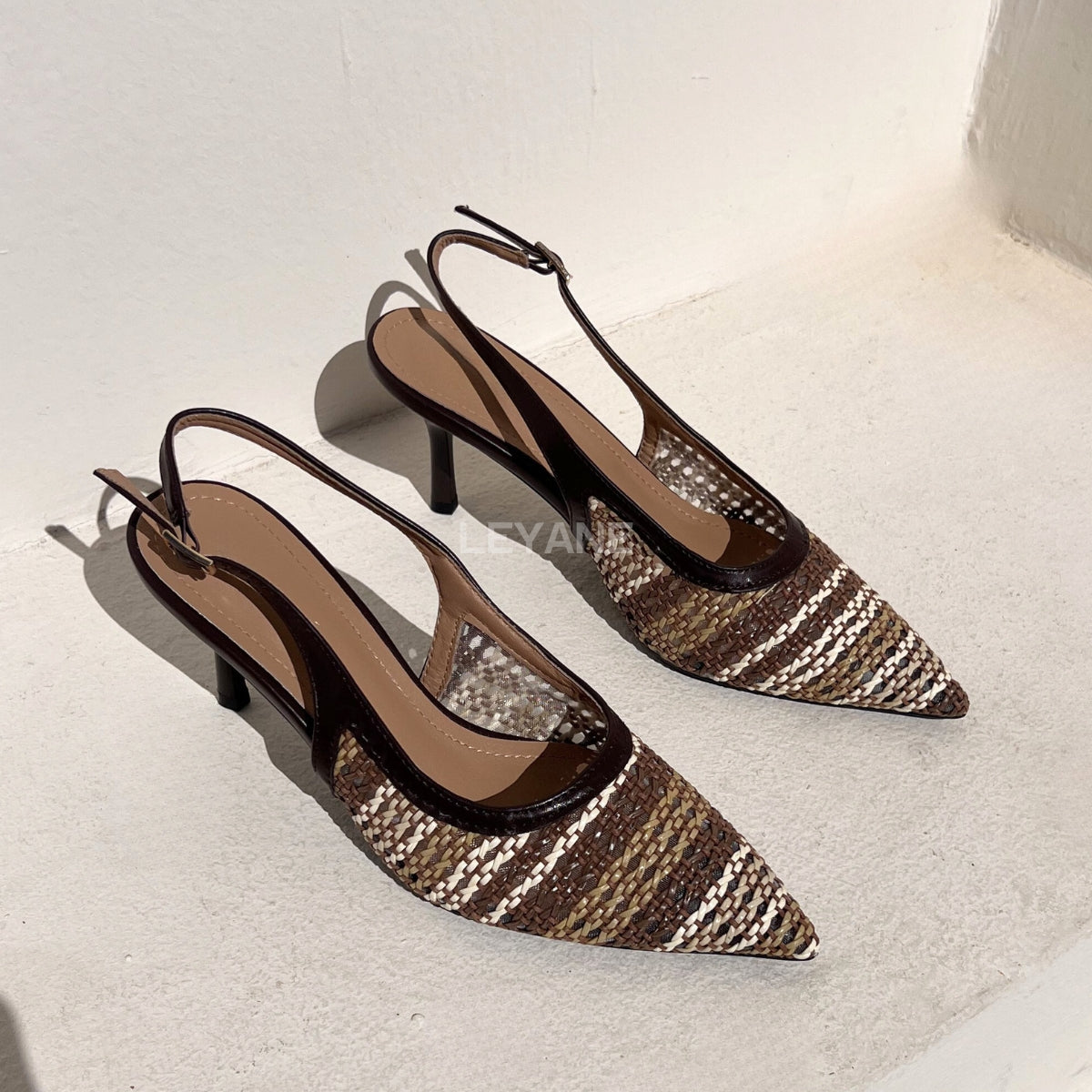 escarpins femme, escarpins à talons, escarpins talon haut, escarpins talon moyen, escarpins talon confortable, escarpins talon fin, escarpins talon carré, escarpins élégants, escarpins chic, escarpins classiques, escarpins modernes, escarpins tendance, escarpins intemporels, escarpins soirée, escarpins habillés, escarpins bureau, escarpins workwear, escarpins minimalistes, escarpins bout pointu, escarpins bout fermé, escarpins bride arrière, slingback femme, escarpins vernis, escarpins en daim, escarpins en