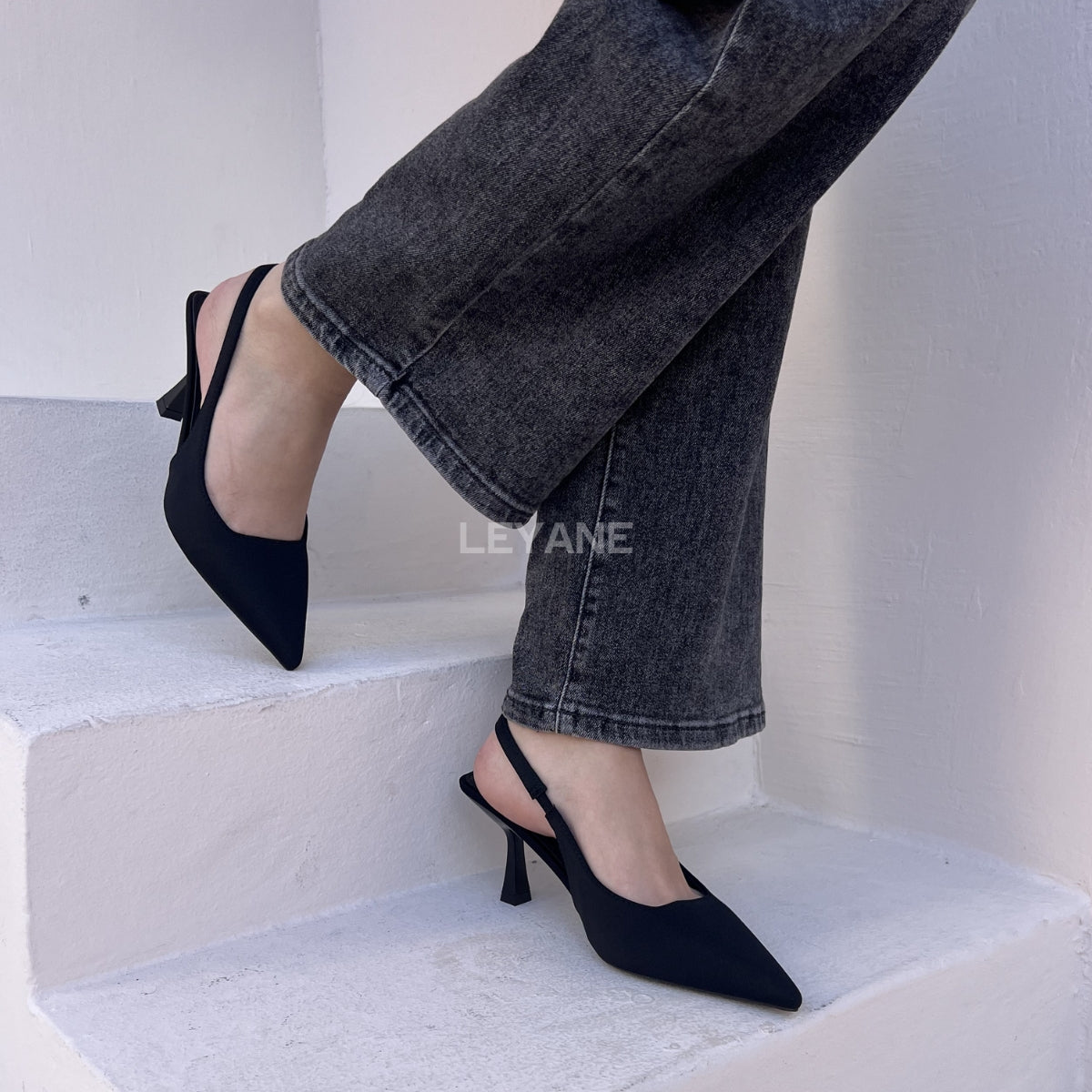 escarpins femme, escarpins à talons, escarpins talon haut, escarpins talon moyen, escarpins talon confortable, escarpins talon fin, escarpins talon carré, escarpins élégants, escarpins chic, escarpins classiques, escarpins modernes, escarpins tendance, escarpins intemporels, escarpins soirée, escarpins habillés, escarpins bureau, escarpins workwear, escarpins minimalistes, escarpins bout pointu, escarpins bout fermé, escarpins bride arrière, slingback femme, escarpins vernis, escarpins en daim, escarpins en