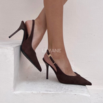 escarpins femme, escarpins à talons, escarpins talon haut, escarpins talon moyen, escarpins talon confortable, escarpins talon fin, escarpins talon carré, escarpins élégants, escarpins chic, escarpins classiques, escarpins modernes, escarpins tendance, escarpins intemporels, escarpins soirée, escarpins habillés, escarpins bureau, escarpins workwear, escarpins minimalistes, escarpins bout pointu, escarpins bout fermé, escarpins bride arrière, slingback femme, escarpins vernis, escarpins en daim, escarpins en