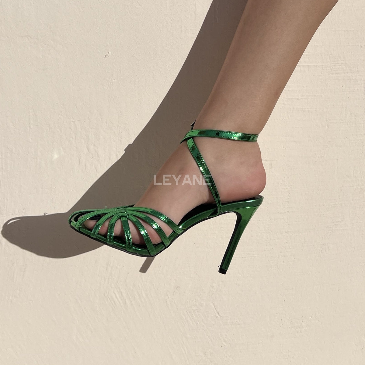 escarpins femme, escarpins à talons, escarpins talon haut, escarpins talon moyen, escarpins talon confortable, escarpins talon fin, escarpins talon carré, escarpins élégants, escarpins chic, escarpins classiques, escarpins modernes, escarpins tendance, escarpins intemporels, escarpins soirée, escarpins habillés, escarpins bureau, escarpins workwear, escarpins minimalistes, escarpins bout pointu, escarpins bout fermé, escarpins bride arrière, slingback femme, escarpins vernis, escarpins en daim, escarpins en