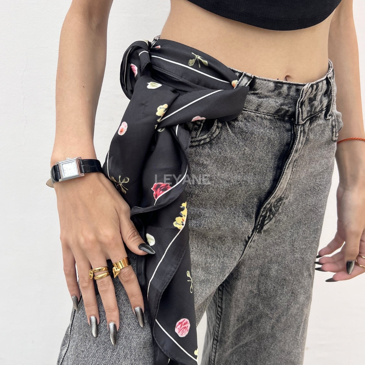 foulard femme, foulard élégant, foulard chic, foulard classique, foulard moderne, foulard tendance, foulard intemporel, foulard luxe, foulard premium, foulard soie, foulard satin, foulard mousseline, foulard léger, foulard doux, foulard fluide, foulard imprimé, foulard uni, foulard à motifs, foulard minimaliste, foulard clean look, foulard fashion, foulard stylé, foulard habillé, foulard quotidien, foulard casual, foulard workwear, foulard bureau, foulard soirée, foulard polyvalent, foulard carré, foulard l
