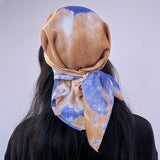 #Foulard #ModeFemme #StyleÉlégant #AccessoireChic #LookModerne #Tendance2026 #HairStyle #PolkaDots #FashionInspiration #ChicEtSimple
