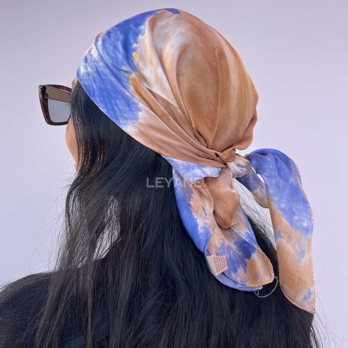 #Foulard #ModeFemme #StyleÉlégant #AccessoireChic #LookModerne #Tendance2026 #HairStyle #PolkaDots #FashionInspiration #ChicEtSimple
