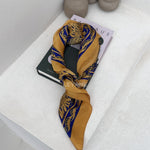 foulard femme, foulard élégant, foulard chic, foulard classique, foulard moderne, foulard tendance, foulard intemporel, foulard luxe, foulard premium, foulard soie, foulard satin, foulard mousseline, foulard léger, foulard doux, foulard fluide, foulard imprimé, foulard uni, foulard à motifs, foulard minimaliste, foulard clean look, foulard fashion, foulard stylé, foulard habillé, foulard quotidien, foulard casual, foulard workwear, foulard bureau, foulard soirée, foulard polyvalent, foulard carré, foulard l