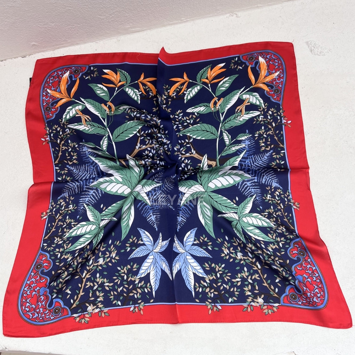 foulard femme, foulard élégant, foulard chic, foulard classique, foulard moderne, foulard tendance, foulard intemporel, foulard luxe, foulard premium, foulard soie, foulard satin, foulard mousseline, foulard léger, foulard doux, foulard fluide, foulard imprimé, foulard uni, foulard à motifs, foulard minimaliste, foulard clean look, foulard fashion, foulard stylé, foulard habillé, foulard quotidien, foulard casual, foulard workwear, foulard bureau, foulard soirée, foulard polyvalent, foulard carré, foulard l