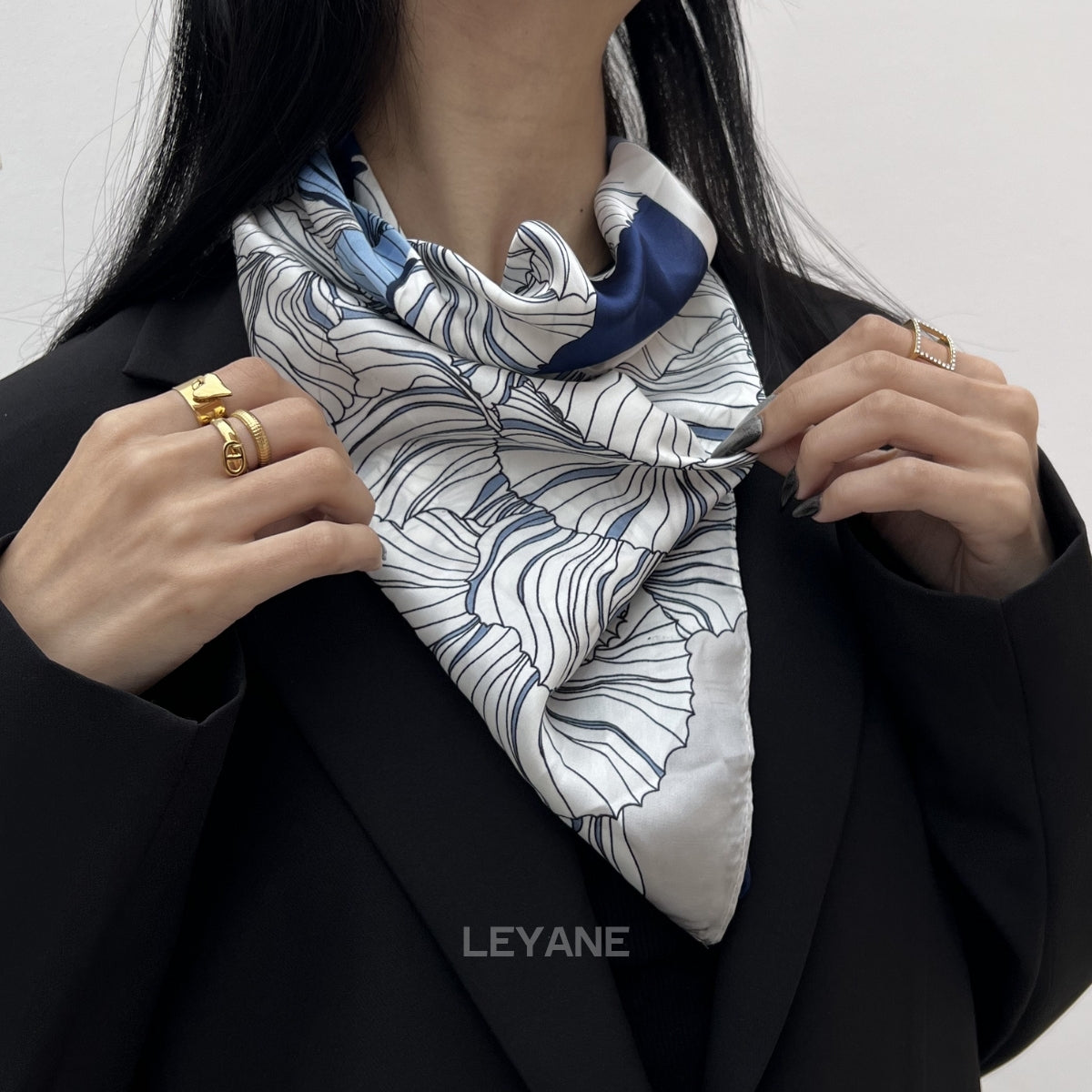 foulard femme, foulard élégant, foulard chic, foulard classique, foulard moderne, foulard tendance, foulard intemporel, foulard luxe, foulard premium, foulard soie, foulard satin, foulard mousseline, foulard léger, foulard doux, foulard fluide, foulard imprimé, foulard uni, foulard à motifs, foulard minimaliste, foulard clean look, foulard fashion, foulard stylé, foulard habillé, foulard quotidien, foulard casual, foulard workwear, foulard bureau, foulard soirée, foulard polyvalent, foulard carré, foulard l