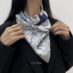 foulard femme, foulard élégant, foulard chic, foulard classique, foulard moderne, foulard tendance, foulard intemporel, foulard luxe, foulard premium, foulard soie, foulard satin, foulard mousseline, foulard léger, foulard doux, foulard fluide, foulard imprimé, foulard uni, foulard à motifs, foulard minimaliste, foulard clean look, foulard fashion, foulard stylé, foulard habillé, foulard quotidien, foulard casual, foulard workwear, foulard bureau, foulard soirée, foulard polyvalent, foulard carré, foulard l