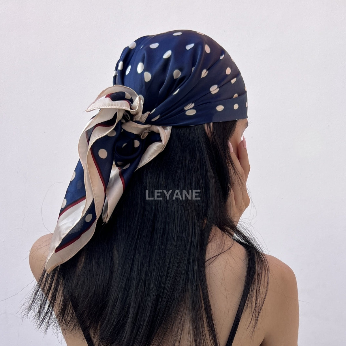 foulard femme, foulard élégant, foulard chic, foulard classique, foulard moderne, foulard tendance, foulard intemporel, foulard luxe, foulard premium, foulard soie, foulard satin, foulard mousseline, foulard léger, foulard doux, foulard fluide, foulard imprimé, foulard uni, foulard à motifs, foulard minimaliste, foulard clean look, foulard fashion, foulard stylé, foulard habillé, foulard quotidien, foulard casual, foulard workwear, foulard bureau, foulard soirée, foulard polyvalent, foulard carré, foulard l