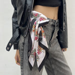 foulard femme, foulard élégant, foulard chic, foulard classique, foulard moderne, foulard tendance, foulard intemporel, foulard luxe, foulard premium, foulard soie, foulard satin, foulard mousseline, foulard léger, foulard doux, foulard fluide, foulard imprimé, foulard uni, foulard à motifs, foulard minimaliste, foulard clean look, foulard fashion, foulard stylé, foulard habillé, foulard quotidien, foulard casual, foulard workwear, foulard bureau, foulard soirée, foulard polyvalent, foulard carré, foulard l