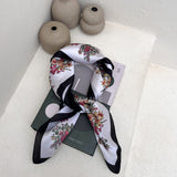 foulard femme, foulard élégant, foulard chic, foulard classique, foulard moderne, foulard tendance, foulard intemporel, foulard luxe, foulard premium, foulard soie, foulard satin, foulard mousseline, foulard léger, foulard doux, foulard fluide, foulard imprimé, foulard uni, foulard à motifs, foulard minimaliste, foulard clean look, foulard fashion, foulard stylé, foulard habillé, foulard quotidien, foulard casual, foulard workwear, foulard bureau, foulard soirée, foulard polyvalent, foulard carré, foulard l