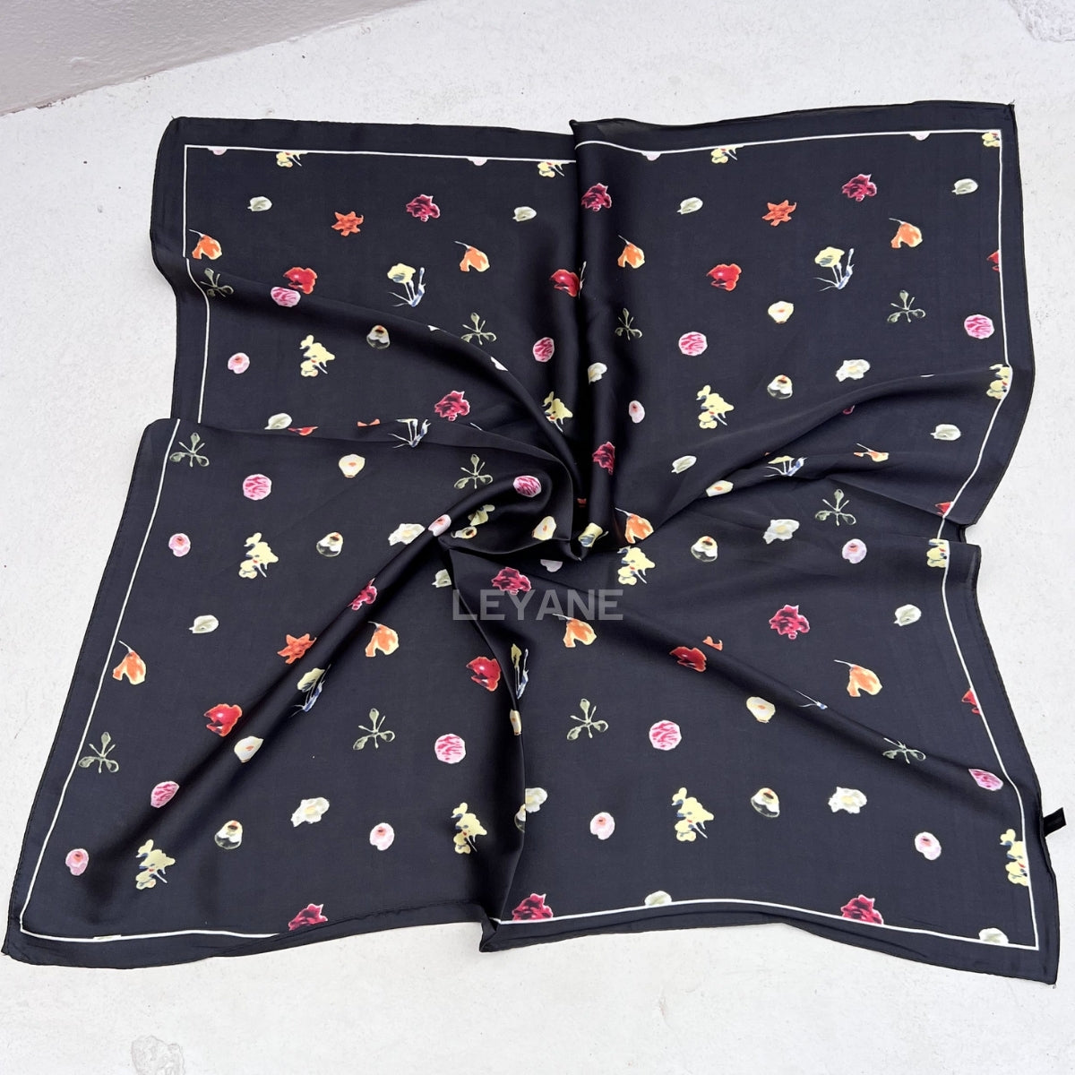 foulard femme, foulard élégant, foulard chic, foulard classique, foulard moderne, foulard tendance, foulard intemporel, foulard luxe, foulard premium, foulard soie, foulard satin, foulard mousseline, foulard léger, foulard doux, foulard fluide, foulard imprimé, foulard uni, foulard à motifs, foulard minimaliste, foulard clean look, foulard fashion, foulard stylé, foulard habillé, foulard quotidien, foulard casual, foulard workwear, foulard bureau, foulard soirée, foulard polyvalent, foulard carré, foulard l