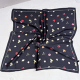 foulard femme, foulard élégant, foulard chic, foulard classique, foulard moderne, foulard tendance, foulard intemporel, foulard luxe, foulard premium, foulard soie, foulard satin, foulard mousseline, foulard léger, foulard doux, foulard fluide, foulard imprimé, foulard uni, foulard à motifs, foulard minimaliste, foulard clean look, foulard fashion, foulard stylé, foulard habillé, foulard quotidien, foulard casual, foulard workwear, foulard bureau, foulard soirée, foulard polyvalent, foulard carré, foulard l