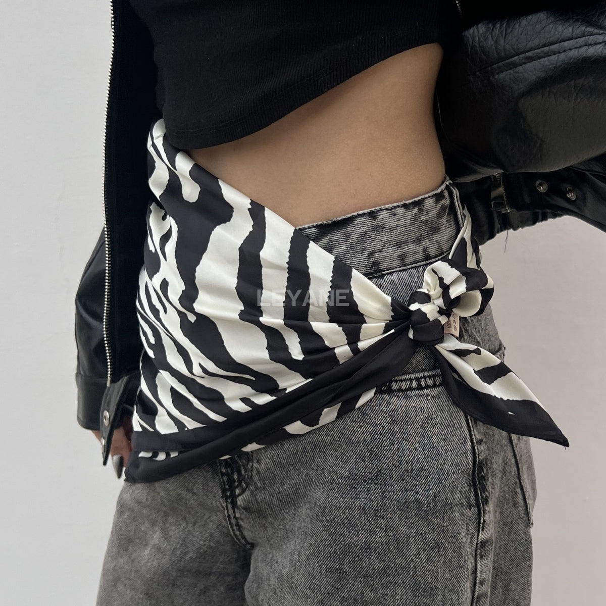 foulard femme, foulard élégant, foulard chic, foulard classique, foulard moderne, foulard tendance, foulard intemporel, foulard luxe, foulard premium, foulard soie, foulard satin, foulard mousseline, foulard léger, foulard doux, foulard fluide, foulard imprimé, foulard uni, foulard à motifs, foulard minimaliste, foulard clean look, foulard fashion, foulard stylé, foulard habillé, foulard quotidien, foulard casual, foulard workwear, foulard bureau, foulard soirée, foulard polyvalent, foulard carré, foulard l