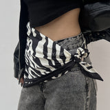 foulard femme, foulard élégant, foulard chic, foulard classique, foulard moderne, foulard tendance, foulard intemporel, foulard luxe, foulard premium, foulard soie, foulard satin, foulard mousseline, foulard léger, foulard doux, foulard fluide, foulard imprimé, foulard uni, foulard à motifs, foulard minimaliste, foulard clean look, foulard fashion, foulard stylé, foulard habillé, foulard quotidien, foulard casual, foulard workwear, foulard bureau, foulard soirée, foulard polyvalent, foulard carré, foulard l