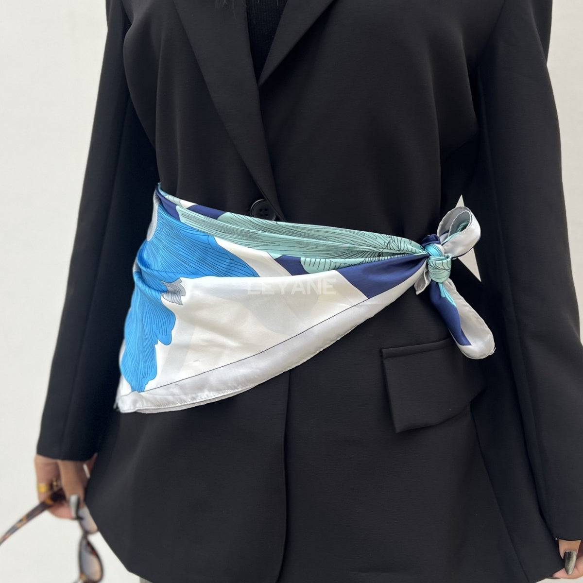foulard femme, foulard élégant, foulard chic, foulard classique, foulard moderne, foulard tendance, foulard intemporel, foulard luxe, foulard premium, foulard soie, foulard satin, foulard mousseline, foulard léger, foulard doux, foulard fluide, foulard imprimé, foulard uni, foulard à motifs, foulard minimaliste, foulard clean look, foulard fashion, foulard stylé, foulard habillé, foulard quotidien, foulard casual, foulard workwear, foulard bureau, foulard soirée, foulard polyvalent, foulard carré, foulard l