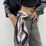 foulard femme, foulard élégant, foulard chic, foulard classique, foulard moderne, foulard tendance, foulard intemporel, foulard luxe, foulard premium, foulard soie, foulard satin, foulard mousseline, foulard léger, foulard doux, foulard fluide, foulard imprimé, foulard uni, foulard à motifs, foulard minimaliste, foulard clean look, foulard fashion, foulard stylé, foulard habillé, foulard quotidien, foulard casual, foulard workwear, foulard bureau, foulard soirée, foulard polyvalent, foulard carré, foulard l