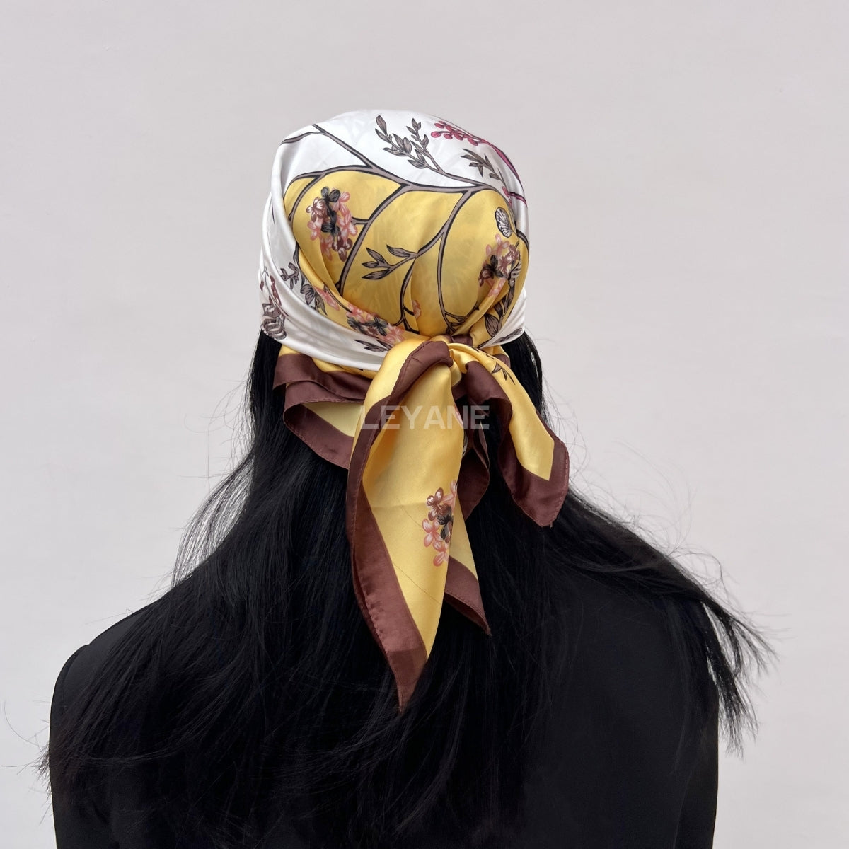 foulard femme, foulard élégant, foulard chic, foulard classique, foulard moderne, foulard tendance, foulard intemporel, foulard luxe, foulard premium, foulard soie, foulard satin, foulard mousseline, foulard léger, foulard doux, foulard fluide, foulard imprimé, foulard uni, foulard à motifs, foulard minimaliste, foulard clean look, foulard fashion, foulard stylé, foulard habillé, foulard quotidien, foulard casual, foulard workwear, foulard bureau, foulard soirée, foulard polyvalent, foulard carré, foulard l