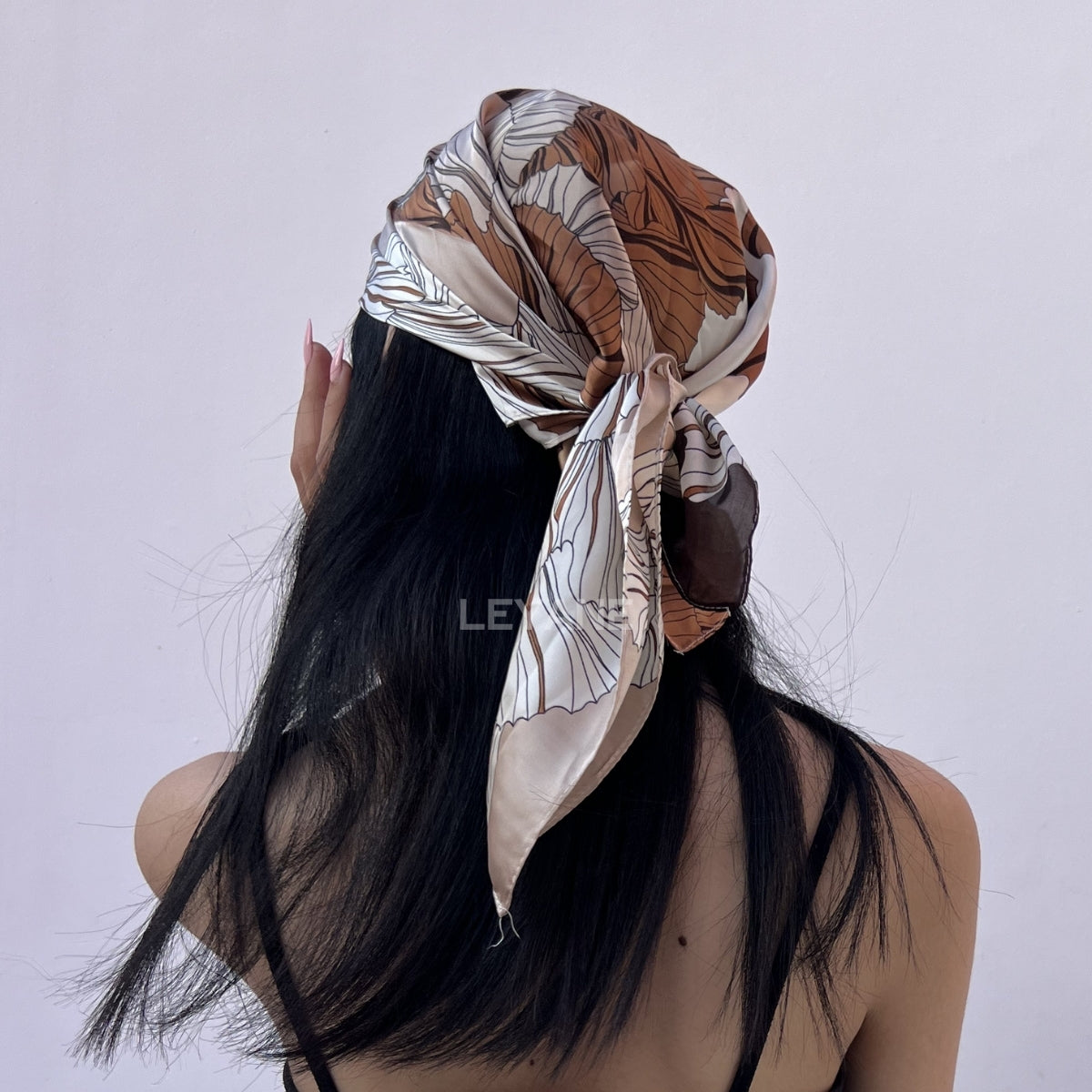 foulard femme, foulard élégant, foulard chic, foulard classique, foulard moderne, foulard tendance, foulard intemporel, foulard luxe, foulard premium, foulard soie, foulard satin, foulard mousseline, foulard léger, foulard doux, foulard fluide, foulard imprimé, foulard uni, foulard à motifs, foulard minimaliste, foulard clean look, foulard fashion, foulard stylé, foulard habillé, foulard quotidien, foulard casual, foulard workwear, foulard bureau, foulard soirée, foulard polyvalent, foulard carré, foulard l