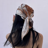 foulard femme, foulard élégant, foulard chic, foulard classique, foulard moderne, foulard tendance, foulard intemporel, foulard luxe, foulard premium, foulard soie, foulard satin, foulard mousseline, foulard léger, foulard doux, foulard fluide, foulard imprimé, foulard uni, foulard à motifs, foulard minimaliste, foulard clean look, foulard fashion, foulard stylé, foulard habillé, foulard quotidien, foulard casual, foulard workwear, foulard bureau, foulard soirée, foulard polyvalent, foulard carré, foulard l