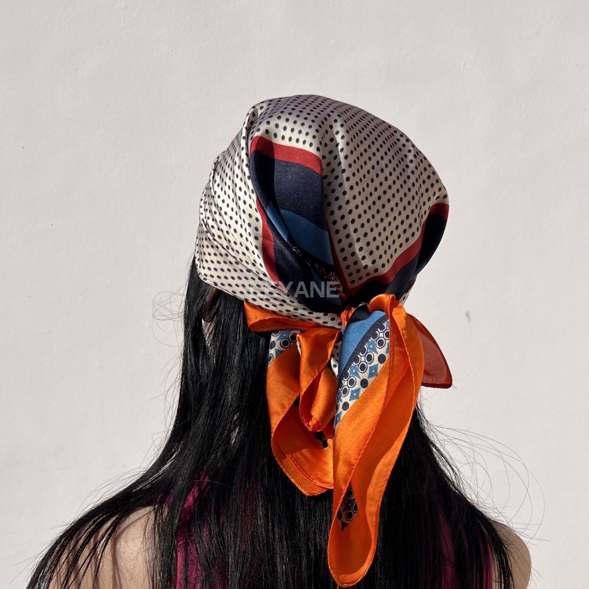 foulard femme, foulard élégant, foulard chic, foulard classique, foulard moderne, foulard tendance, foulard intemporel, foulard luxe, foulard premium, foulard soie, foulard satin, foulard mousseline, foulard léger, foulard doux, foulard fluide, foulard imprimé, foulard uni, foulard à motifs, foulard minimaliste, foulard clean look, foulard fashion, foulard stylé, foulard habillé, foulard quotidien, foulard casual, foulard workwear, foulard bureau, foulard soirée, foulard polyvalent, foulard carré, foulard l