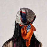 foulard femme, foulard élégant, foulard chic, foulard classique, foulard moderne, foulard tendance, foulard intemporel, foulard luxe, foulard premium, foulard soie, foulard satin, foulard mousseline, foulard léger, foulard doux, foulard fluide, foulard imprimé, foulard uni, foulard à motifs, foulard minimaliste, foulard clean look, foulard fashion, foulard stylé, foulard habillé, foulard quotidien, foulard casual, foulard workwear, foulard bureau, foulard soirée, foulard polyvalent, foulard carré, foulard l
