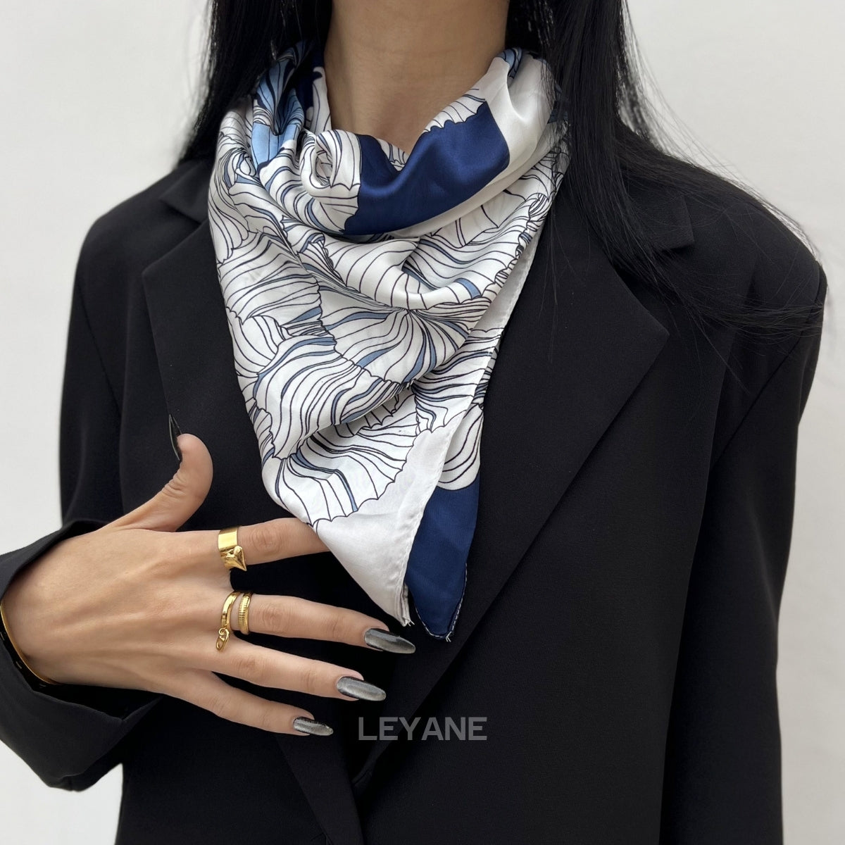 foulard femme, foulard élégant, foulard chic, foulard classique, foulard moderne, foulard tendance, foulard intemporel, foulard luxe, foulard premium, foulard soie, foulard satin, foulard mousseline, foulard léger, foulard doux, foulard fluide, foulard imprimé, foulard uni, foulard à motifs, foulard minimaliste, foulard clean look, foulard fashion, foulard stylé, foulard habillé, foulard quotidien, foulard casual, foulard workwear, foulard bureau, foulard soirée, foulard polyvalent, foulard carré, foulard l