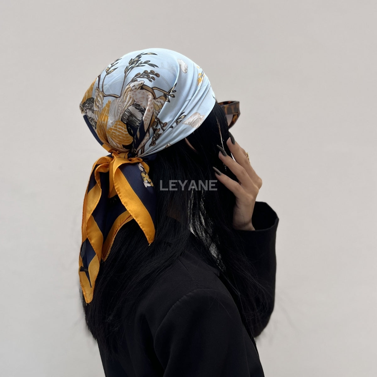 foulard femme, foulard élégant, foulard chic, foulard classique, foulard moderne, foulard tendance, foulard intemporel, foulard luxe, foulard premium, foulard soie, foulard satin, foulard mousseline, foulard léger, foulard doux, foulard fluide, foulard imprimé, foulard uni, foulard à motifs, foulard minimaliste, foulard clean look, foulard fashion, foulard stylé, foulard habillé, foulard quotidien, foulard casual, foulard workwear, foulard bureau, foulard soirée, foulard polyvalent, foulard carré, foulard l
