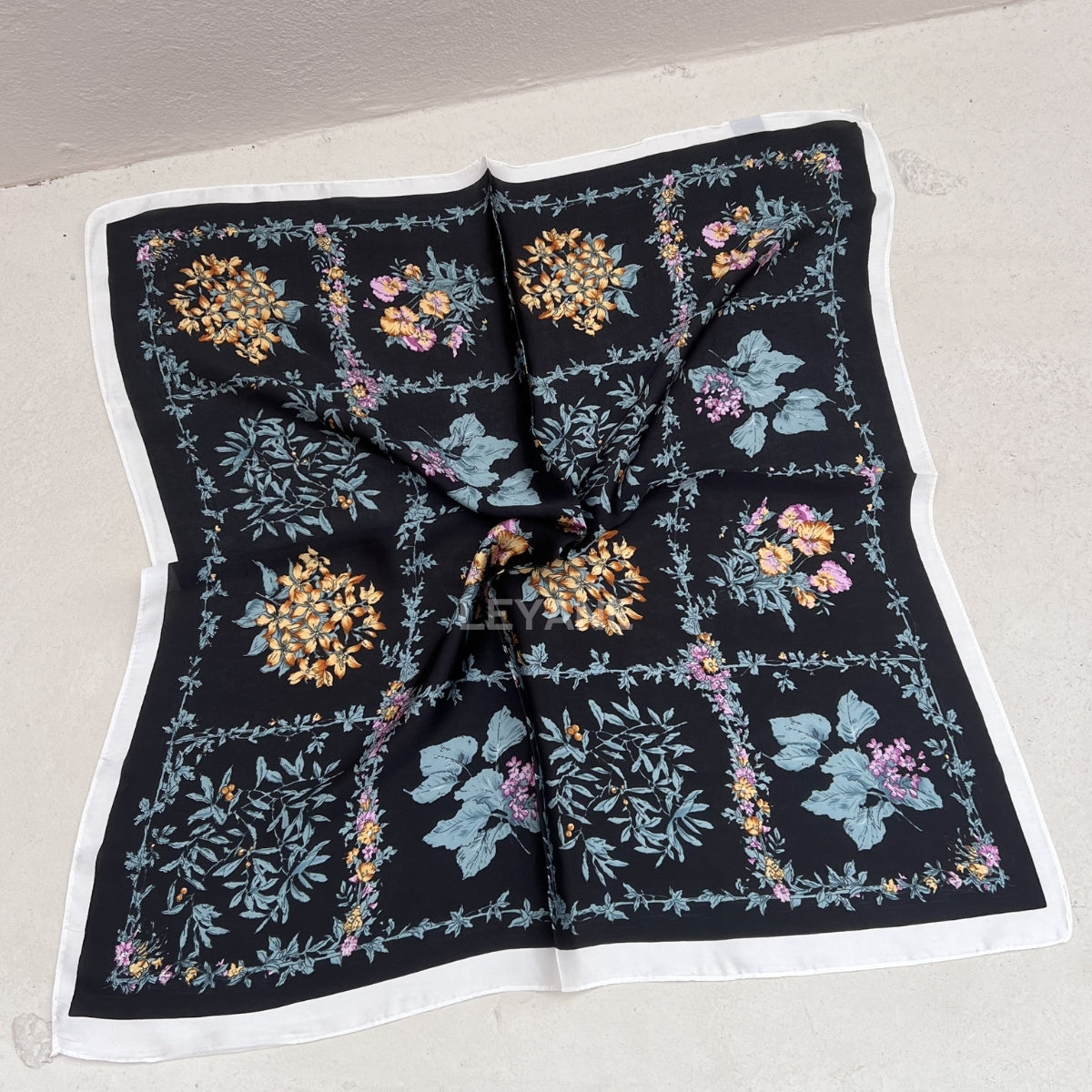 foulard femme, foulard élégant, foulard chic, foulard classique, foulard moderne, foulard tendance, foulard intemporel, foulard luxe, foulard premium, foulard soie, foulard satin, foulard mousseline, foulard léger, foulard doux, foulard fluide, foulard imprimé, foulard uni, foulard à motifs, foulard minimaliste, foulard clean look, foulard fashion, foulard stylé, foulard habillé, foulard quotidien, foulard casual, foulard workwear, foulard bureau, foulard soirée, foulard polyvalent, foulard carré, foulard l