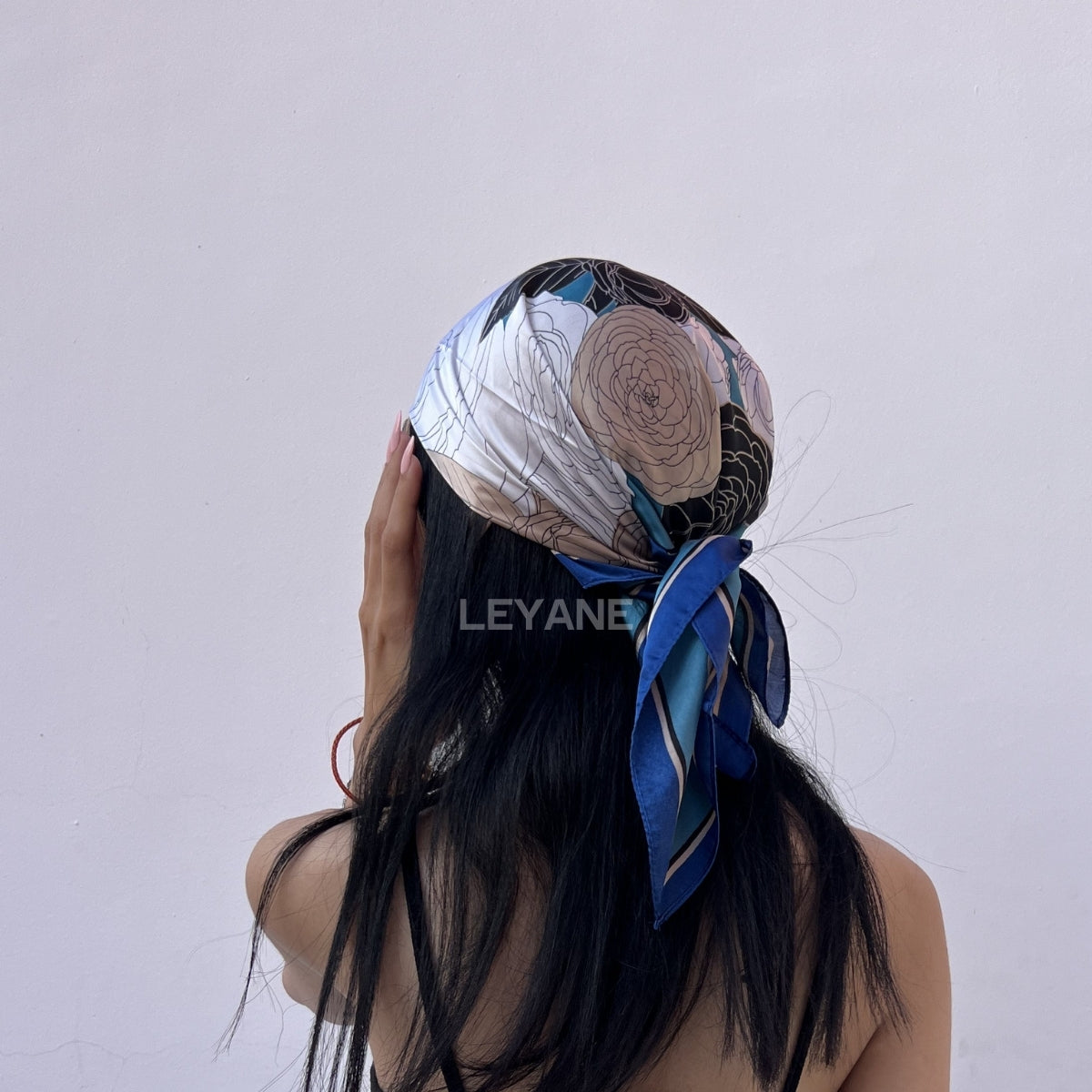 foulard femme, foulard élégant, foulard chic, foulard classique, foulard moderne, foulard tendance, foulard intemporel, foulard luxe, foulard premium, foulard soie, foulard satin, foulard mousseline, foulard léger, foulard doux, foulard fluide, foulard imprimé, foulard uni, foulard à motifs, foulard minimaliste, foulard clean look, foulard fashion, foulard stylé, foulard habillé, foulard quotidien, foulard casual, foulard workwear, foulard bureau, foulard soirée, foulard polyvalent, foulard carré, foulard l