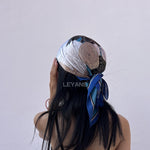 foulard femme, foulard élégant, foulard chic, foulard classique, foulard moderne, foulard tendance, foulard intemporel, foulard luxe, foulard premium, foulard soie, foulard satin, foulard mousseline, foulard léger, foulard doux, foulard fluide, foulard imprimé, foulard uni, foulard à motifs, foulard minimaliste, foulard clean look, foulard fashion, foulard stylé, foulard habillé, foulard quotidien, foulard casual, foulard workwear, foulard bureau, foulard soirée, foulard polyvalent, foulard carré, foulard l