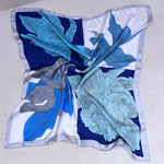 foulard femme, foulard élégant, foulard chic, foulard classique, foulard moderne, foulard tendance, foulard intemporel, foulard luxe, foulard premium, foulard soie, foulard satin, foulard mousseline, foulard léger, foulard doux, foulard fluide, foulard imprimé, foulard uni, foulard à motifs, foulard minimaliste, foulard clean look, foulard fashion, foulard stylé, foulard habillé, foulard quotidien, foulard casual, foulard workwear, foulard bureau, foulard soirée, foulard polyvalent, foulard carré, foulard l