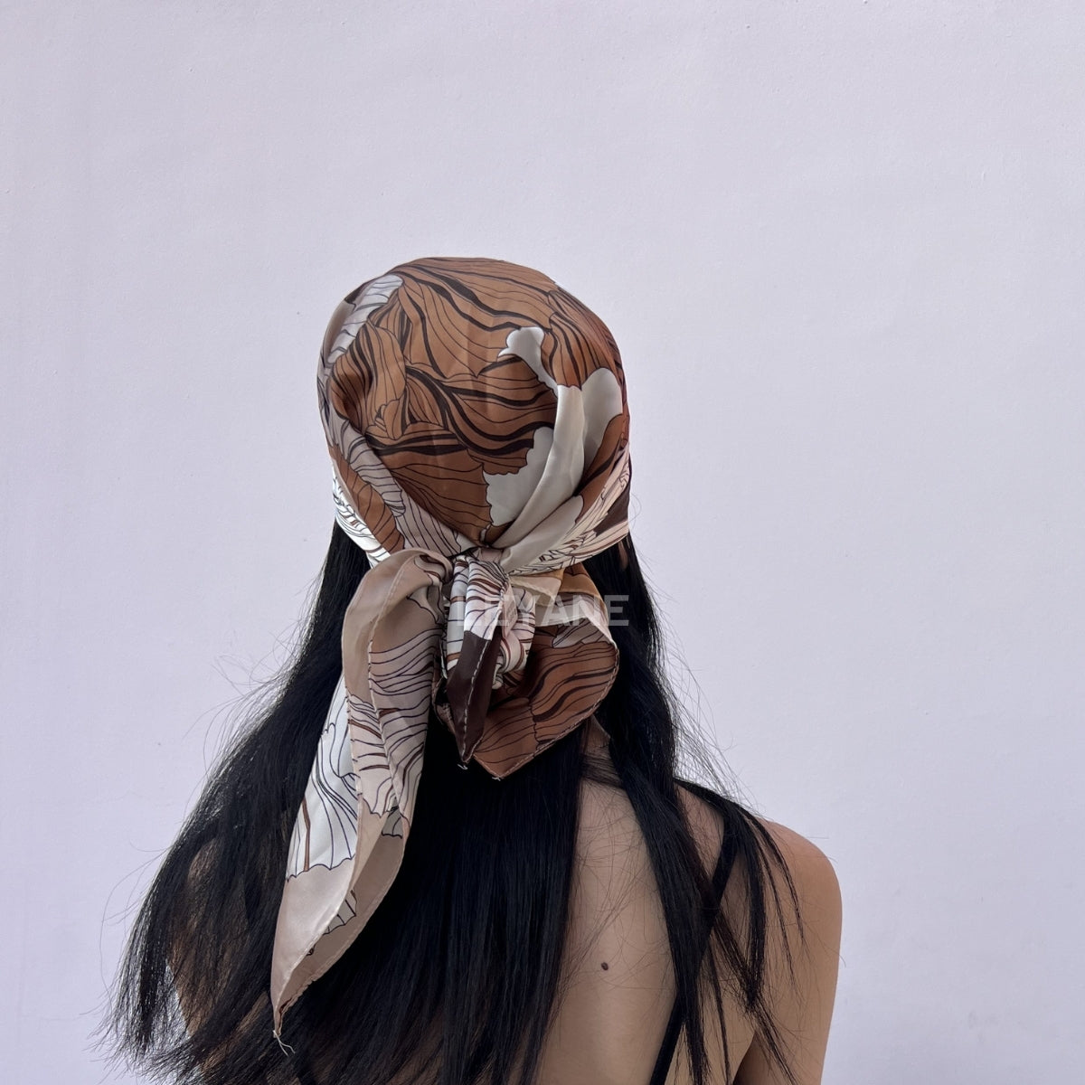 foulard femme, foulard élégant, foulard chic, foulard classique, foulard moderne, foulard tendance, foulard intemporel, foulard luxe, foulard premium, foulard soie, foulard satin, foulard mousseline, foulard léger, foulard doux, foulard fluide, foulard imprimé, foulard uni, foulard à motifs, foulard minimaliste, foulard clean look, foulard fashion, foulard stylé, foulard habillé, foulard quotidien, foulard casual, foulard workwear, foulard bureau, foulard soirée, foulard polyvalent, foulard carré, foulard l