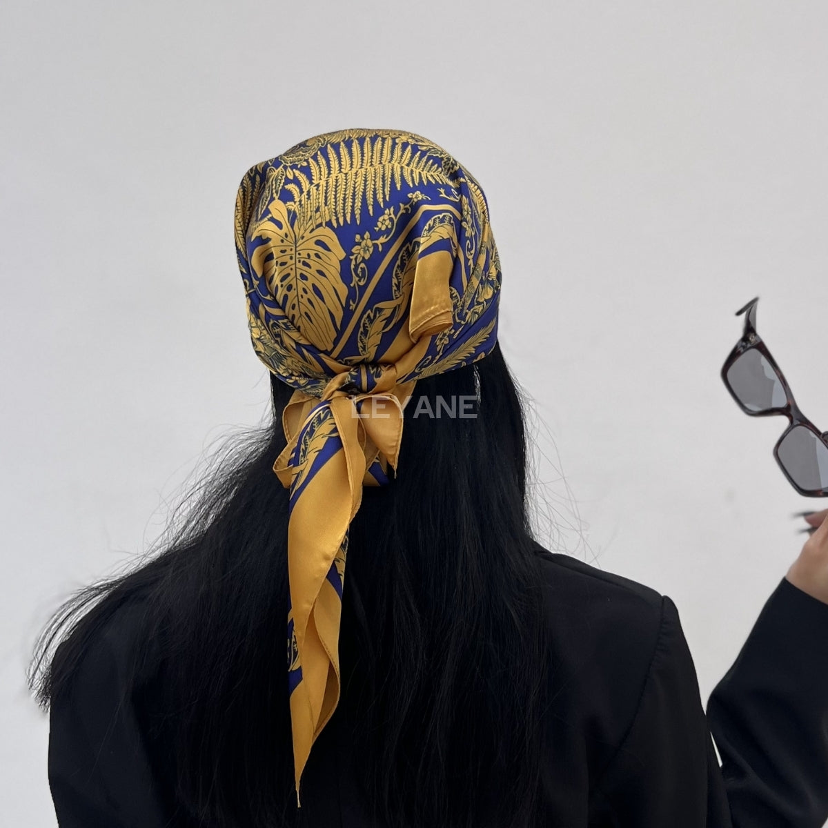 foulard femme, foulard élégant, foulard chic, foulard classique, foulard moderne, foulard tendance, foulard intemporel, foulard luxe, foulard premium, foulard soie, foulard satin, foulard mousseline, foulard léger, foulard doux, foulard fluide, foulard imprimé, foulard uni, foulard à motifs, foulard minimaliste, foulard clean look, foulard fashion, foulard stylé, foulard habillé, foulard quotidien, foulard casual, foulard workwear, foulard bureau, foulard soirée, foulard polyvalent, foulard carré, foulard l