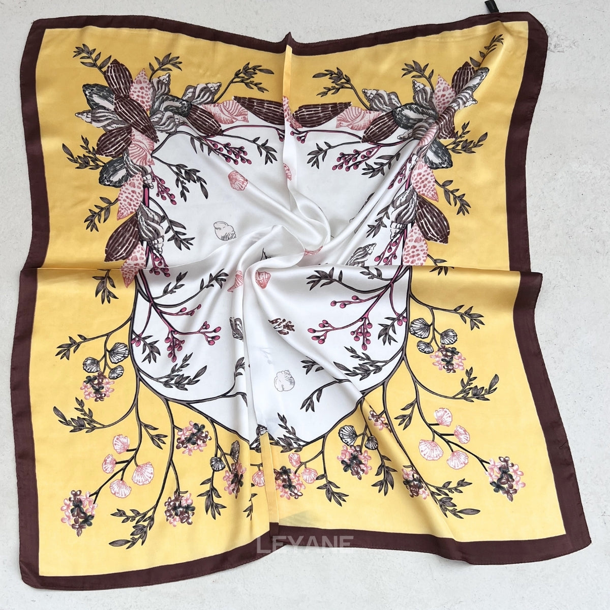 foulard femme, foulard élégant, foulard chic, foulard classique, foulard moderne, foulard tendance, foulard intemporel, foulard luxe, foulard premium, foulard soie, foulard satin, foulard mousseline, foulard léger, foulard doux, foulard fluide, foulard imprimé, foulard uni, foulard à motifs, foulard minimaliste, foulard clean look, foulard fashion, foulard stylé, foulard habillé, foulard quotidien, foulard casual, foulard workwear, foulard bureau, foulard soirée, foulard polyvalent, foulard carré, foulard l