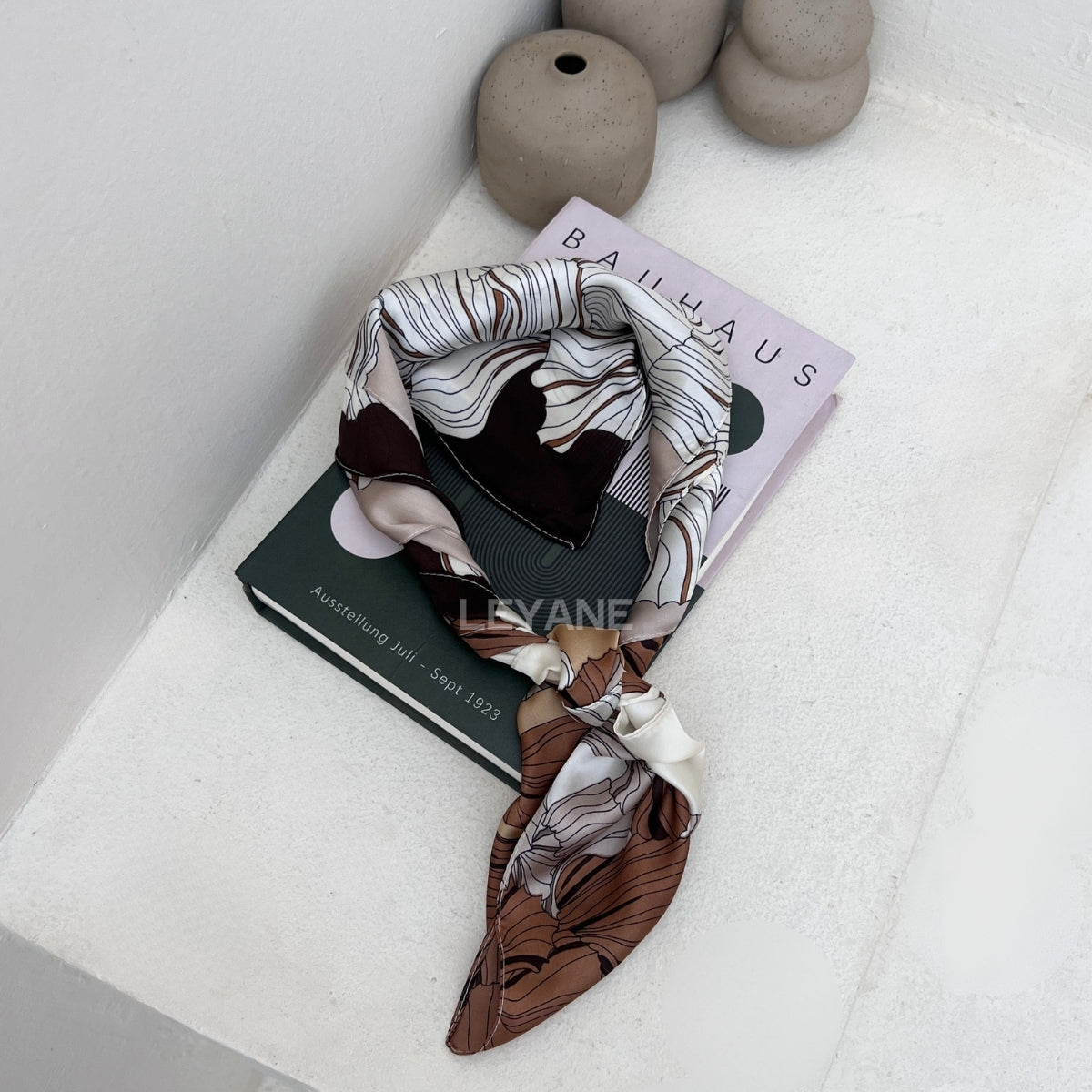 foulard femme, foulard élégant, foulard chic, foulard classique, foulard moderne, foulard tendance, foulard intemporel, foulard luxe, foulard premium, foulard soie, foulard satin, foulard mousseline, foulard léger, foulard doux, foulard fluide, foulard imprimé, foulard uni, foulard à motifs, foulard minimaliste, foulard clean look, foulard fashion, foulard stylé, foulard habillé, foulard quotidien, foulard casual, foulard workwear, foulard bureau, foulard soirée, foulard polyvalent, foulard carré, foulard l