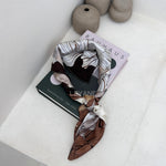 foulard femme, foulard élégant, foulard chic, foulard classique, foulard moderne, foulard tendance, foulard intemporel, foulard luxe, foulard premium, foulard soie, foulard satin, foulard mousseline, foulard léger, foulard doux, foulard fluide, foulard imprimé, foulard uni, foulard à motifs, foulard minimaliste, foulard clean look, foulard fashion, foulard stylé, foulard habillé, foulard quotidien, foulard casual, foulard workwear, foulard bureau, foulard soirée, foulard polyvalent, foulard carré, foulard l
