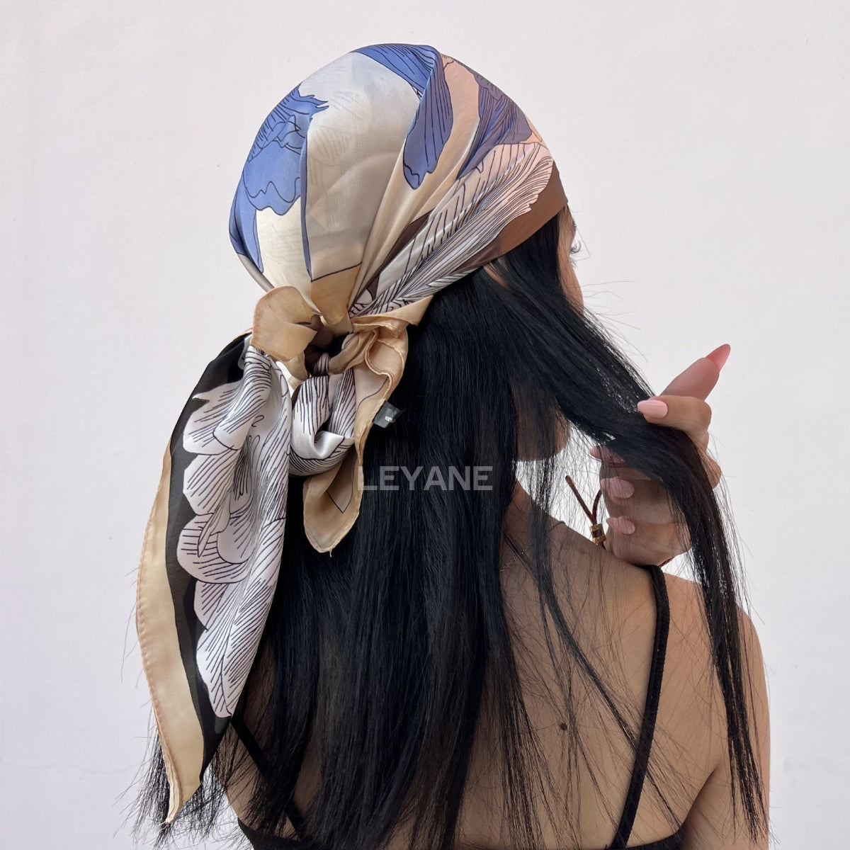 foulard femme, foulard élégant, foulard chic, foulard classique, foulard moderne, foulard tendance, foulard intemporel, foulard luxe, foulard premium, foulard soie, foulard satin, foulard mousseline, foulard léger, foulard doux, foulard fluide, foulard imprimé, foulard uni, foulard à motifs, foulard minimaliste, foulard clean look, foulard fashion, foulard stylé, foulard habillé, foulard quotidien, foulard casual, foulard workwear, foulard bureau, foulard soirée, foulard polyvalent, foulard carré, foulard l