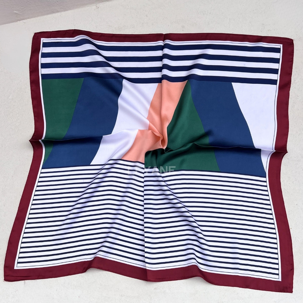 foulard femme, foulard élégant, foulard chic, foulard classique, foulard moderne, foulard tendance, foulard intemporel, foulard luxe, foulard premium, foulard soie, foulard satin, foulard mousseline, foulard léger, foulard doux, foulard fluide, foulard imprimé, foulard uni, foulard à motifs, foulard minimaliste, foulard clean look, foulard fashion, foulard stylé, foulard habillé, foulard quotidien, foulard casual, foulard workwear, foulard bureau, foulard soirée, foulard polyvalent, foulard carré, foulard l