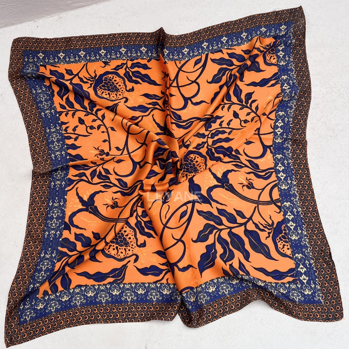 foulard femme, foulard élégant, foulard chic, foulard classique, foulard moderne, foulard tendance, foulard intemporel, foulard luxe, foulard premium, foulard soie, foulard satin, foulard mousseline, foulard léger, foulard doux, foulard fluide, foulard imprimé, foulard uni, foulard à motifs, foulard minimaliste, foulard clean look, foulard fashion, foulard stylé, foulard habillé, foulard quotidien, foulard casual, foulard workwear, foulard bureau, foulard soirée, foulard polyvalent, foulard carré, foulard l